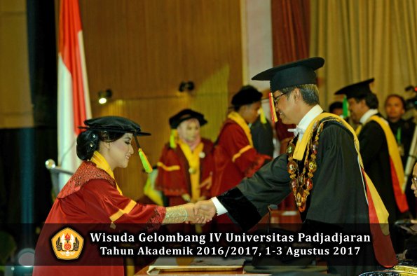 Wisuda Unpad Gel IV TA 2016_2017 Fakultas ILMU KOMUNIKASI oleh Rektor 105