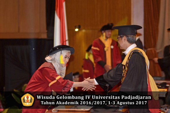 Wisuda Unpad Gel IV TA 2016_2017 Fakultas ILMU KOMUNIKASI oleh Rektor 129