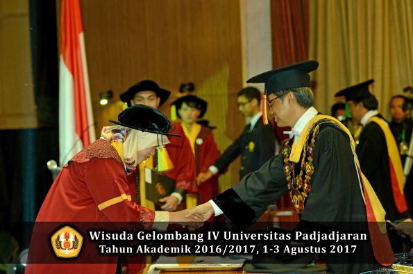 Wisuda Unpad Gel IV TA 2016_2017 Fakultas ILMU KOMUNIKASI oleh Rektor 131