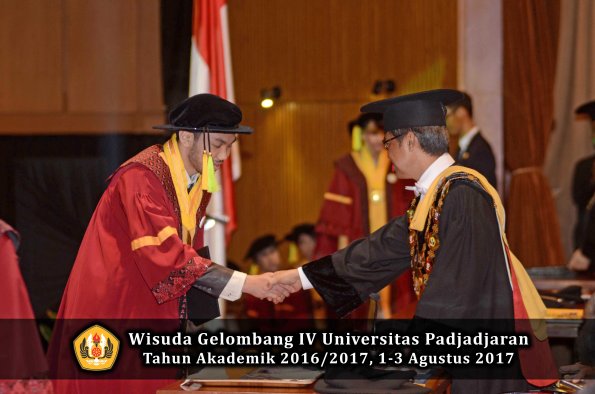 Wisuda Unpad Gel IV TA 2016_2017 Fakultas ILMU KOMUNIKASI oleh Rektor 132
