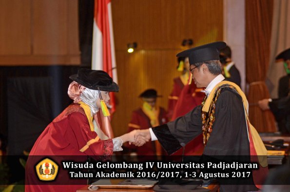 Wisuda Unpad Gel IV TA 2016_2017 Fakultas ILMU KOMUNIKASI oleh Rektor 134