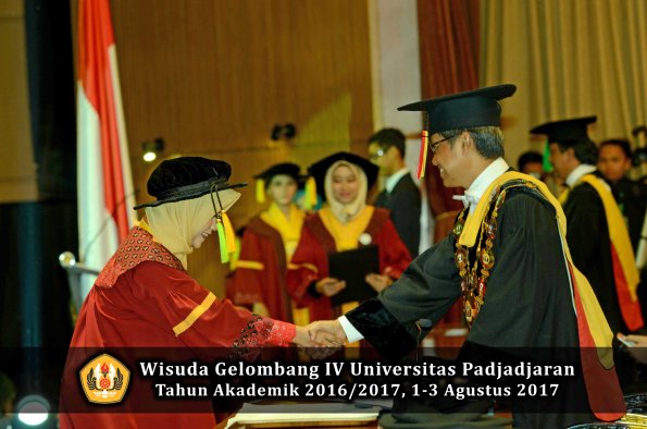 Wisuda Unpad Gel IV TA 2016_2017 Fakultas ILMU KOMUNIKASI oleh Rektor 190