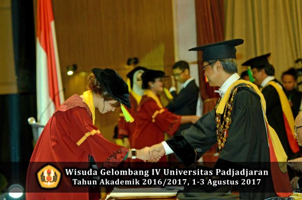 Wisuda Unpad Gel IV TA 2016_2017 Fakultas ILMU KOMUNIKASI oleh Rektor 197