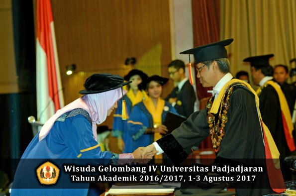 Wisuda Unpad Gel IV TA 2016_2017 Fakultas ILMU KOMUNIKASI oleh Rektor 240
