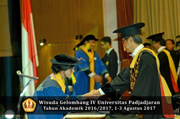Wisuda Unpad Gel IV TA 2016_2017 Fakultas ILMU KOMUNIKASI oleh Rektor 251