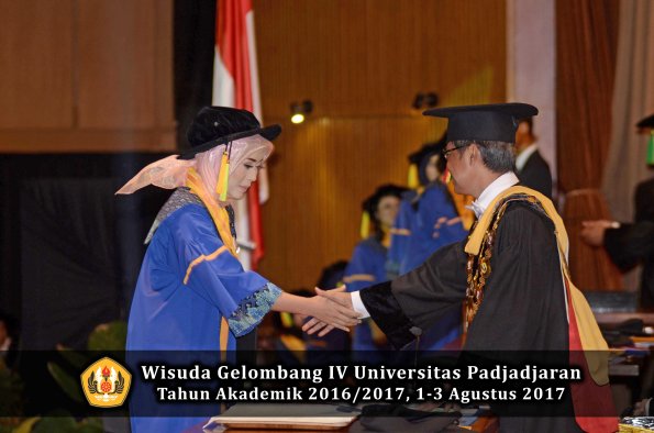 Wisuda Unpad Gel IV TA 2016_2017 Fakultas ILMU KOMUNIKASI oleh Rektor 260
