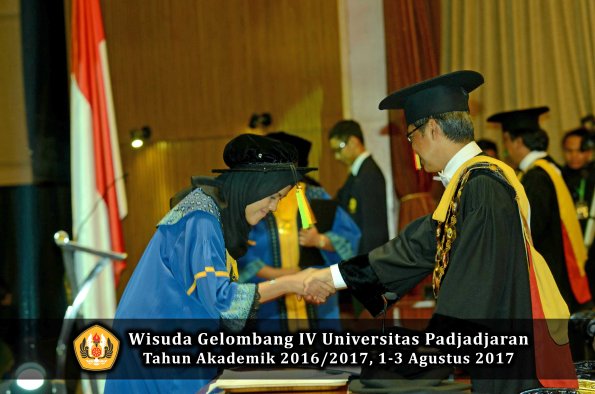 Wisuda Unpad Gel IV TA 2016_2017 Fakultas ILMU KOMUNIKASI oleh Rektor 263
