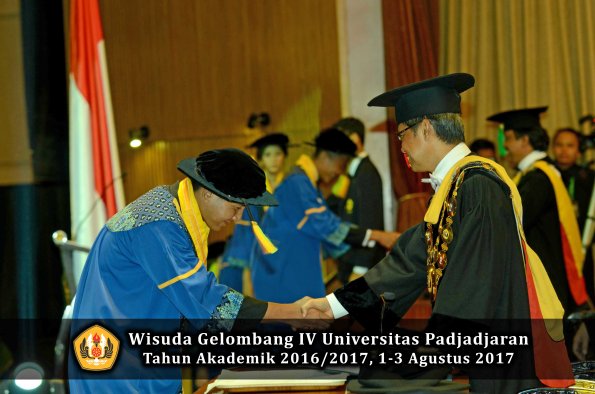 Wisuda Unpad Gel IV TA 2016_2017 Fakultas ILMU KOMUNIKASI oleh Rektor 269