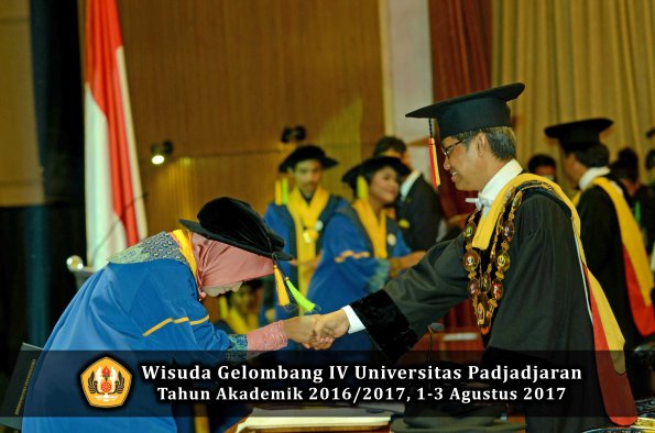 Wisuda Unpad Gel IV TA 2016_2017 Fakultas ILMU KOMUNIKASI oleh Rektor 275