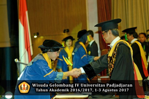 Wisuda Unpad Gel IV TA 2016_2017 Fakultas ILMU KOMUNIKASI oleh Rektor 281