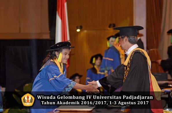 Wisuda Unpad Gel IV TA 2016_2017 Fakultas ILMU KOMUNIKASI oleh Rektor 288