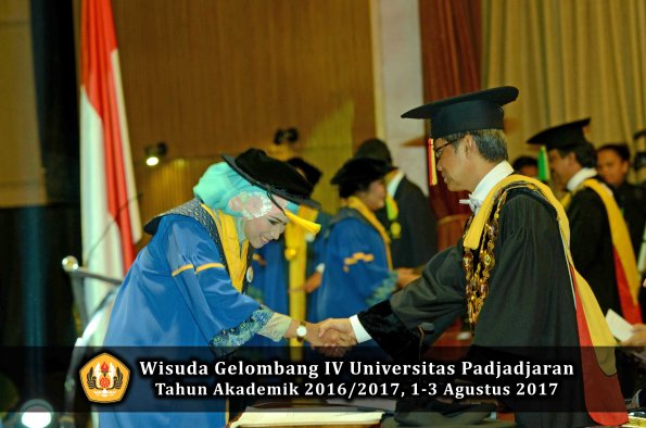 Wisuda Unpad Gel IV TA 2016_2017 Fakultas ILMU KOMUNIKASI oleh Rektor 290