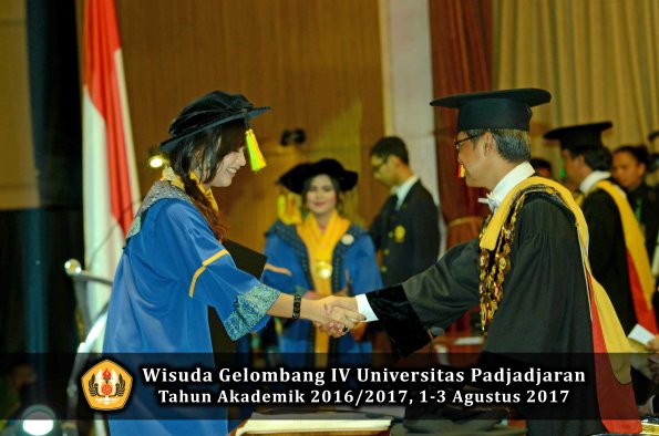 Wisuda Unpad Gel IV TA 2016_2017 Fakultas ILMU KOMUNIKASI oleh Rektor 292