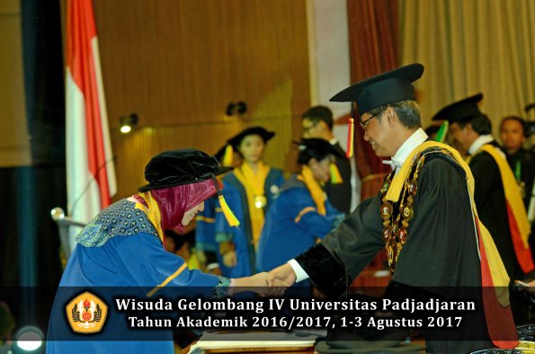 Wisuda Unpad Gel IV TA 2016_2017 Fakultas ILMU KOMUNIKASI oleh Rektor 302