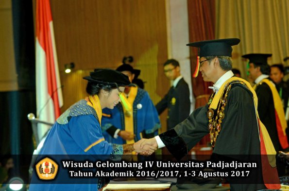 Wisuda Unpad Gel IV TA 2016_2017 Fakultas ILMU KOMUNIKASI oleh Rektor 304