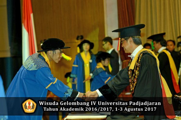 Wisuda Unpad Gel IV TA 2016_2017 Fakultas ILMU KOMUNIKASI oleh Rektor 305