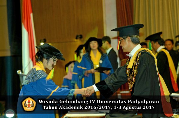Wisuda Unpad Gel IV TA 2016_2017 Fakultas ILMU KOMUNIKASI oleh Rektor 306