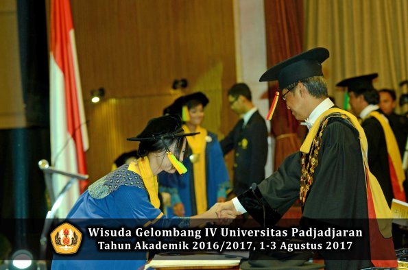 Wisuda Unpad Gel IV TA 2016_2017 Fakultas ILMU KOMUNIKASI oleh Rektor 308