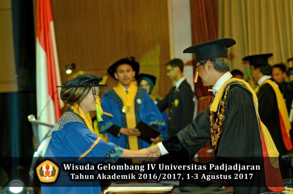 Wisuda Unpad Gel IV TA 2016_2017 Fakultas ILMU KOMUNIKASI oleh Rektor 313