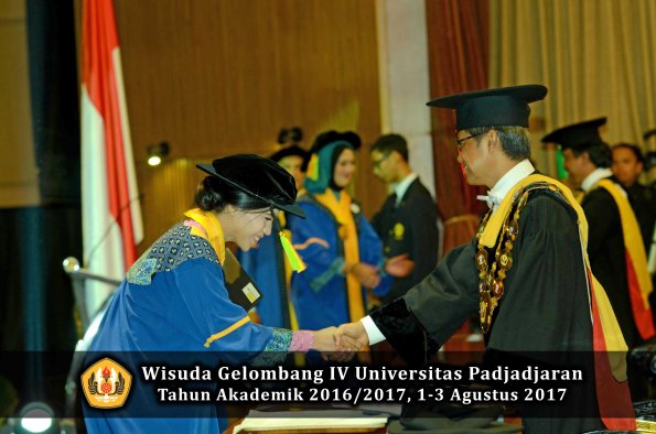 Wisuda Unpad Gel IV TA 2016_2017 Fakultas ILMU KOMUNIKASI oleh Rektor 315