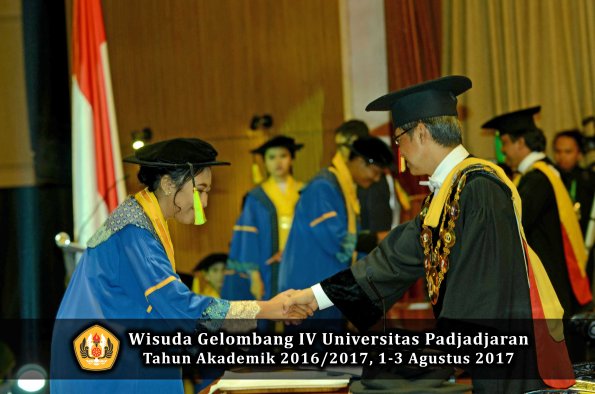 Wisuda Unpad Gel IV TA 2016_2017 Fakultas ILMU KOMUNIKASI oleh Rektor 319