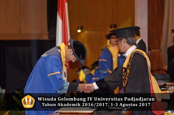 Wisuda Unpad Gel IV TA 2016_2017 Fakultas ILMU KOMUNIKASI oleh Rektor 320