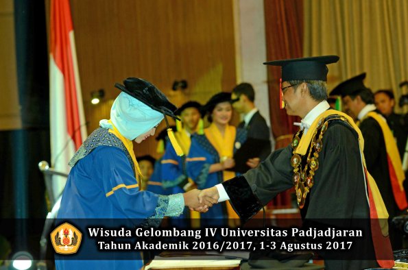 Wisuda Unpad Gel IV TA 2016_2017 Fakultas ILMU KOMUNIKASI oleh Rektor 325