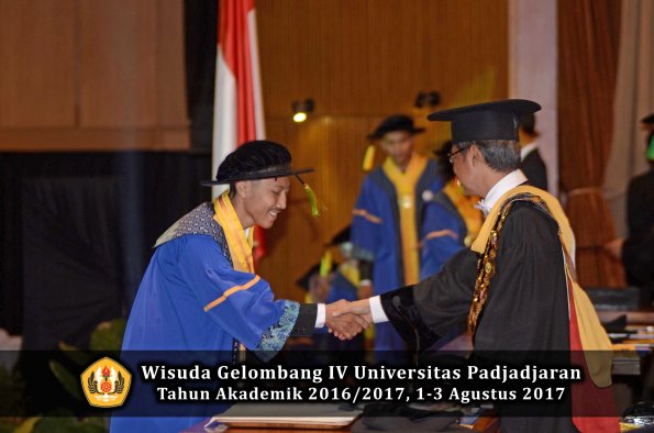 Wisuda Unpad Gel IV TA 2016_2017 Fakultas ILMU KOMUNIKASI oleh Rektor 327
