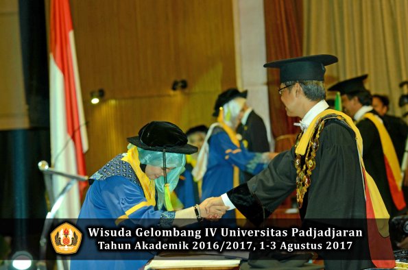 Wisuda Unpad Gel IV TA 2016_2017 Fakultas ILMU KOMUNIKASI oleh Rektor 330
