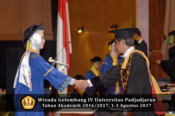 Wisuda Unpad Gel IV TA 2016_2017 Fakultas ILMU KOMUNIKASI oleh Rektor 331