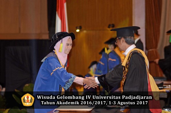 Wisuda Unpad Gel IV TA 2016_2017 Fakultas ILMU KOMUNIKASI oleh Rektor 333