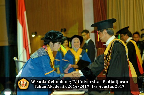 Wisuda Unpad Gel IV TA 2016_2017 Fakultas ILMU KOMUNIKASI oleh Rektor 336