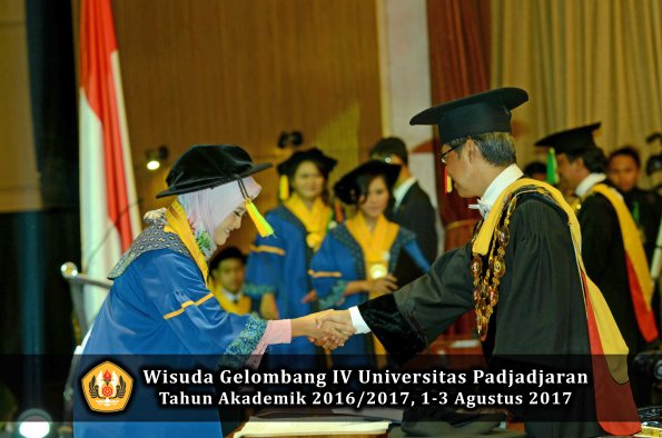 Wisuda Unpad Gel IV TA 2016_2017 Fakultas ILMU KOMUNIKASI oleh Rektor 337