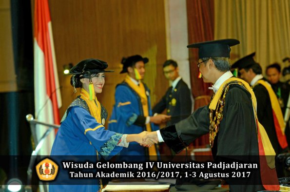 Wisuda Unpad Gel IV TA 2016_2017 Fakultas ILMU KOMUNIKASI oleh Rektor 340