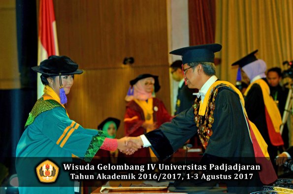 Wisuda Unpad Gel IV TA 2016_2017 Fakultas PSIKOLOGI oleh Rektor 003