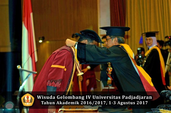 Wisuda Unpad Gel IV TA 2016_2017 Fakultas PSIKOLOGI oleh Rektor 008