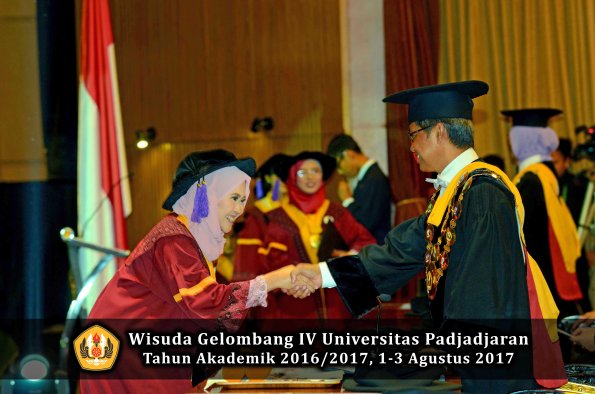 Wisuda Unpad Gel IV TA 2016_2017 Fakultas PSIKOLOGI oleh Rektor 012