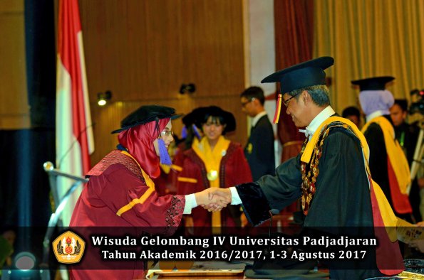 Wisuda Unpad Gel IV TA 2016_2017 Fakultas PSIKOLOGI oleh Rektor 013
