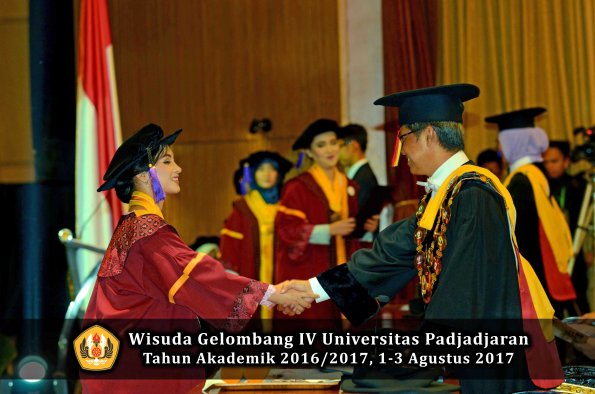 Wisuda Unpad Gel IV TA 2016_2017 Fakultas PSIKOLOGI oleh Rektor 016