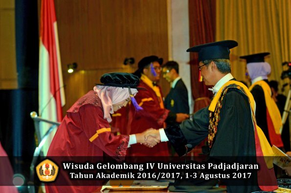 Wisuda Unpad Gel IV TA 2016_2017 Fakultas PSIKOLOGI oleh Rektor 021