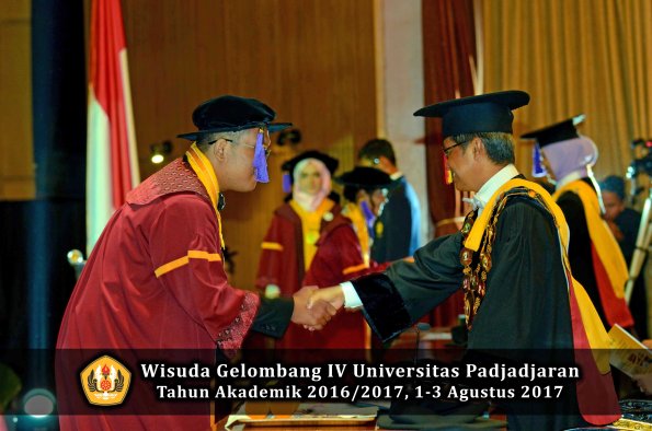 Wisuda Unpad Gel IV TA 2016_2017 Fakultas PSIKOLOGI oleh Rektor 022
