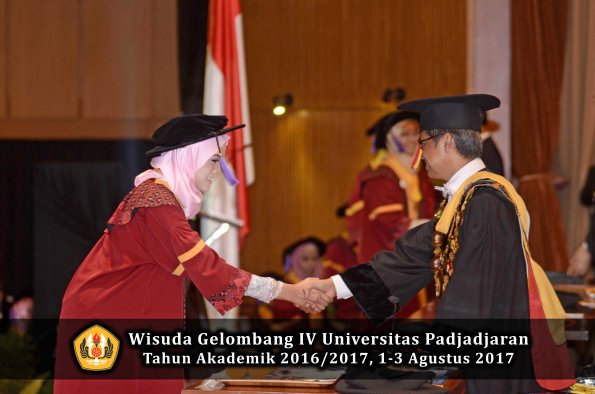 Wisuda Unpad Gel IV TA 2016_2017 Fakultas PSIKOLOGI oleh Rektor 024