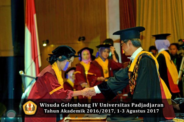 Wisuda Unpad Gel IV TA 2016_2017 Fakultas PSIKOLOGI oleh Rektor 030