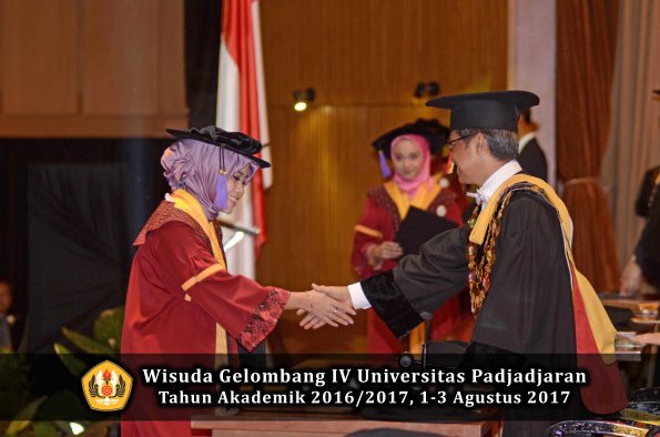 Wisuda Unpad Gel IV TA 2016_2017 Fakultas PSIKOLOGI oleh Rektor 031