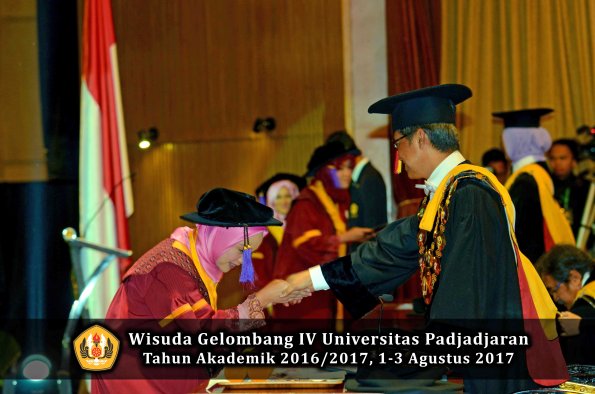 Wisuda Unpad Gel IV TA 2016_2017 Fakultas PSIKOLOGI oleh Rektor 032