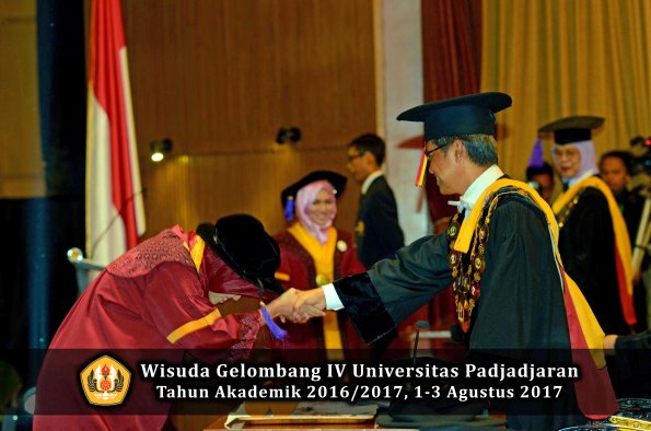 Wisuda Unpad Gel IV TA 2016_2017 Fakultas PSIKOLOGI oleh Rektor 033