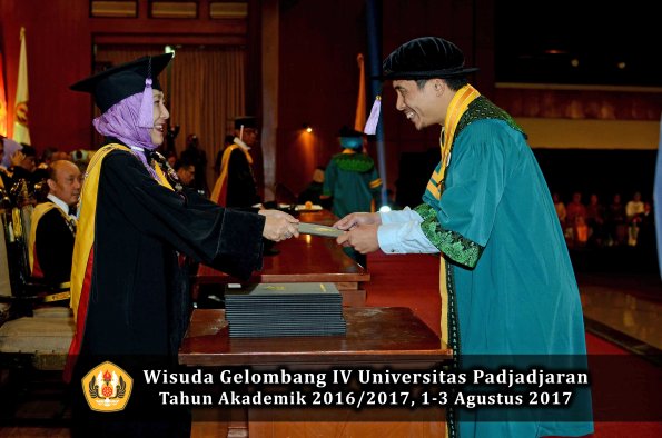 Wisuda Unpad Gel IV TA 2016_2017 Fakultas KEDOKTERAN oleh  Dekan 008