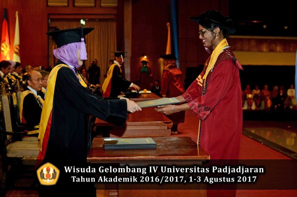 Wisuda Unpad Gel IV TA 2016_2017 Fakultas KEDOKTERAN oleh  Dekan 046