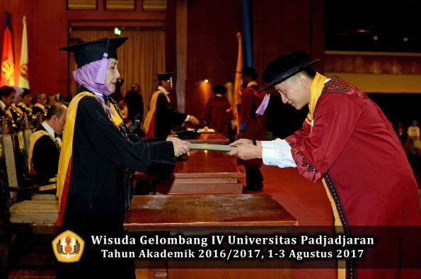 Wisuda Unpad Gel IV TA 2016_2017 Fakultas KEDOKTERAN oleh  Dekan 051
