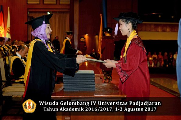Wisuda Unpad Gel IV TA 2016_2017 Fakultas KEDOKTERAN oleh  Dekan 054